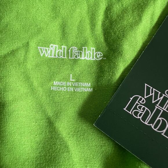 Wild Fable Women's Green Short Sleeve V-Neck Cropped T-Shirt - Size Large - NWT - Picture 2 of 8
